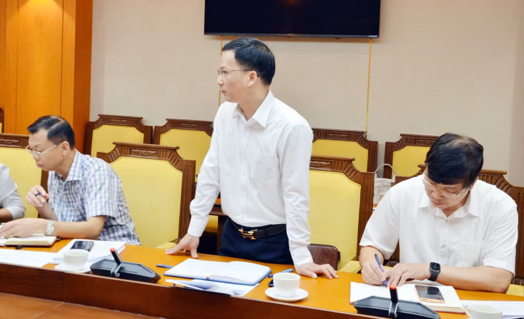 Đại diện của BHXH tỉnh, thành viên Đoàn giám sát phát biểu tại hội nghị.