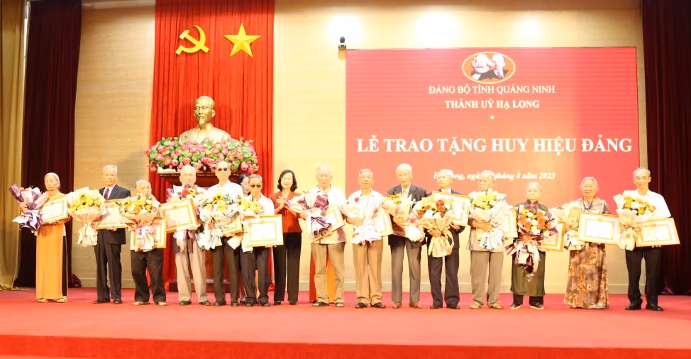 Đồng chí Bùi Thúy Phượng, Tỉnh ủy viên, Trưởng Ban Tổ chức Tỉnh ủy, trao tặng Huy hiệu Đảng cho các đồng chí Đảng viên được nhận Huy hiệu 60 năm tuổi Đảng.