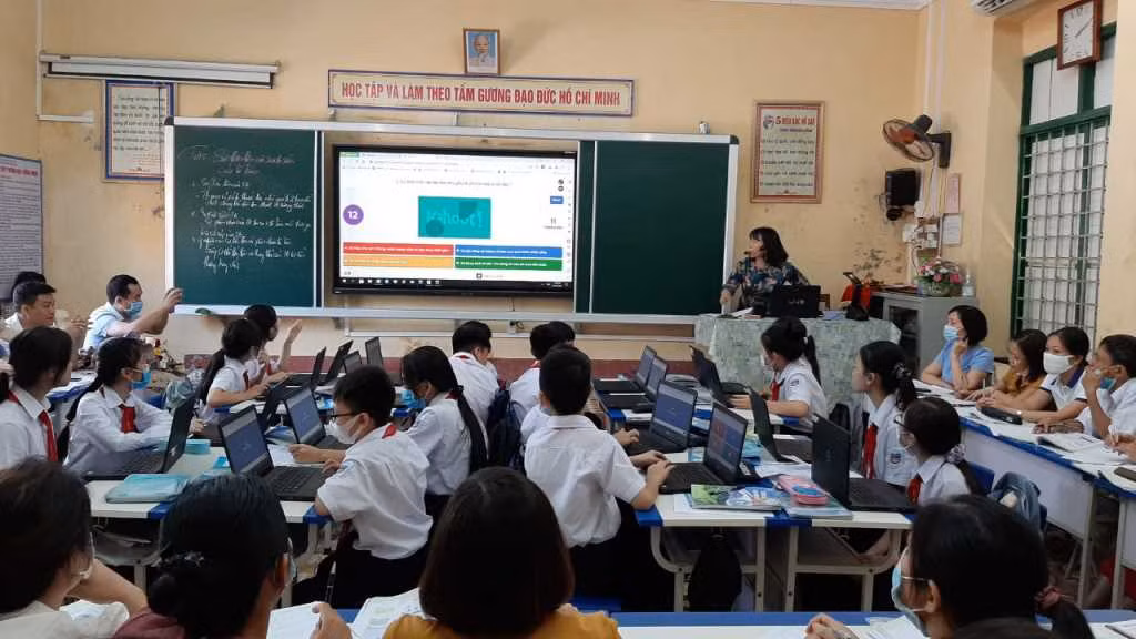 Tiết học trong phòng học thông minh của cô, trò Trường THCS Trần Hưng Đạo (TX Quảng Yên). (Ảnh: Hoàng Anh)