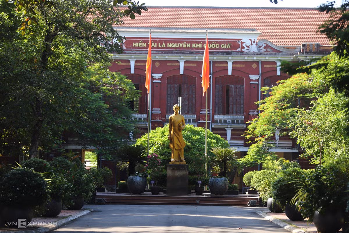 Giữa sân trường là bức tượng người thanh niên Nguyễn Tất Thành, một cựu học sinh ưu tú của trường.