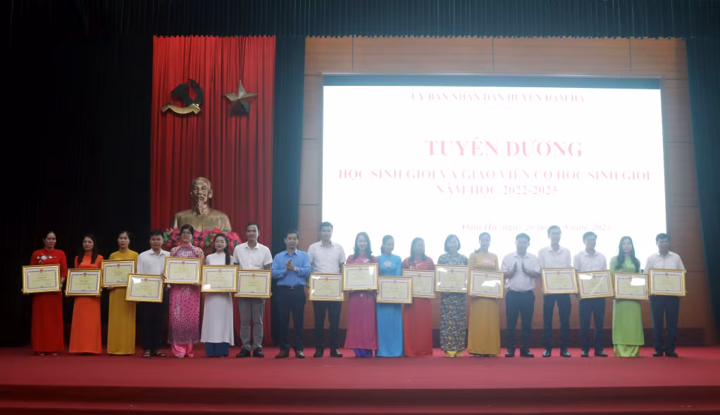 Các cá nhân có thành tích xuất sắc nhận bằng khen của UBND tỉnh.