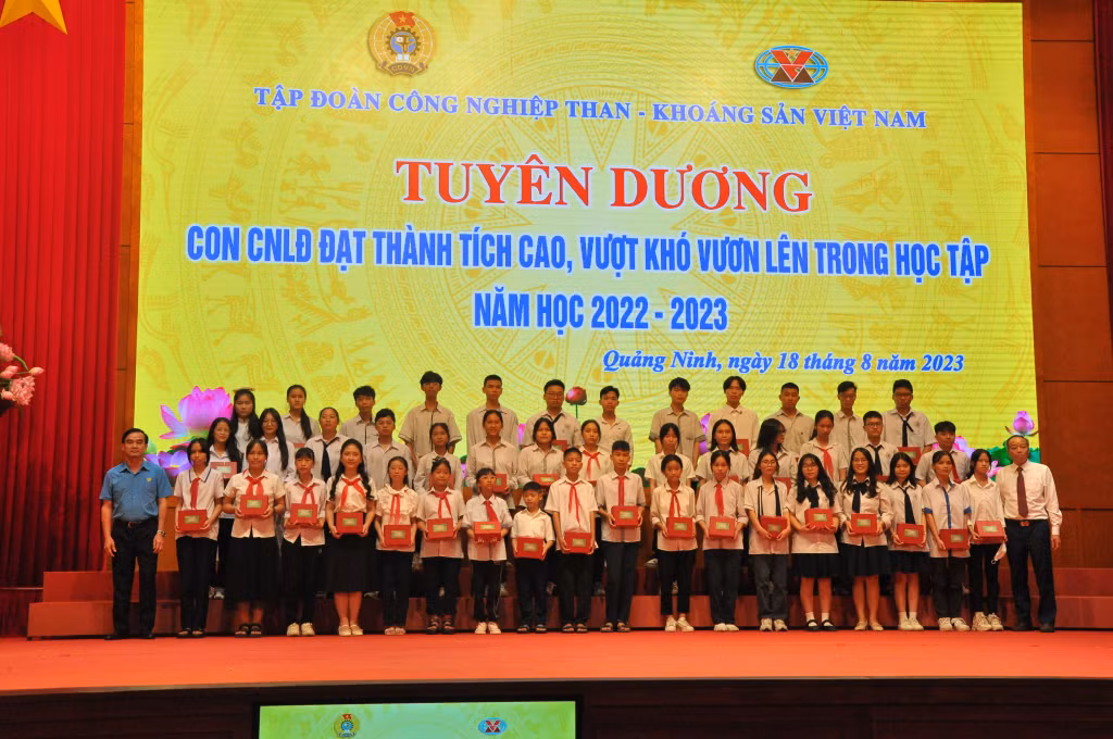 310 cháu học sinh đạt thành tích cao, vượt khó vươn lên trong học tập đại diện cho hơn 1.000 cháu được tuyên dương trong dịp này.