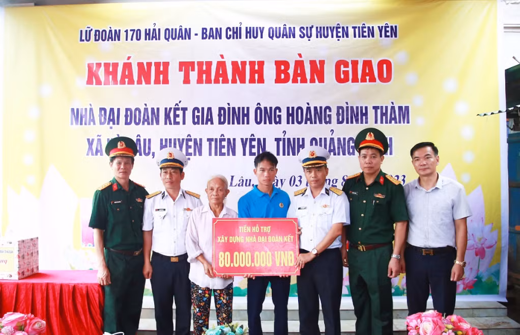 Lãnh đạo Lữ đoàn 170 vùng 1, Quân chủng Hải quân và lãnh đạo Ban CHQS huyện Tiên Yên bàn giao tiền hỗ trợ cho gia đình ông Hoàng Đình Thàm