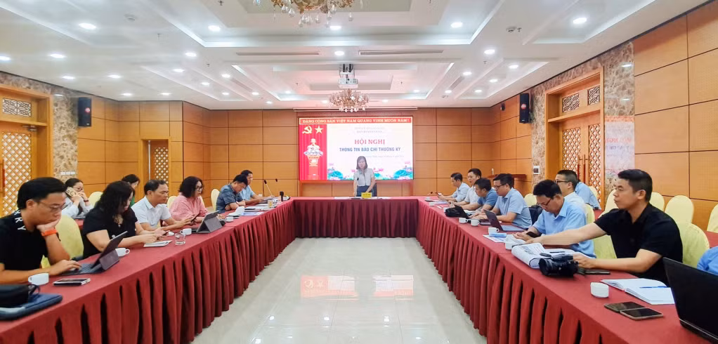 Đồng chí Phạm Thùy Dương, Phó trưởng Ban Tuyên giáo Tỉnh ủy, phát biểu tại hội nghị.