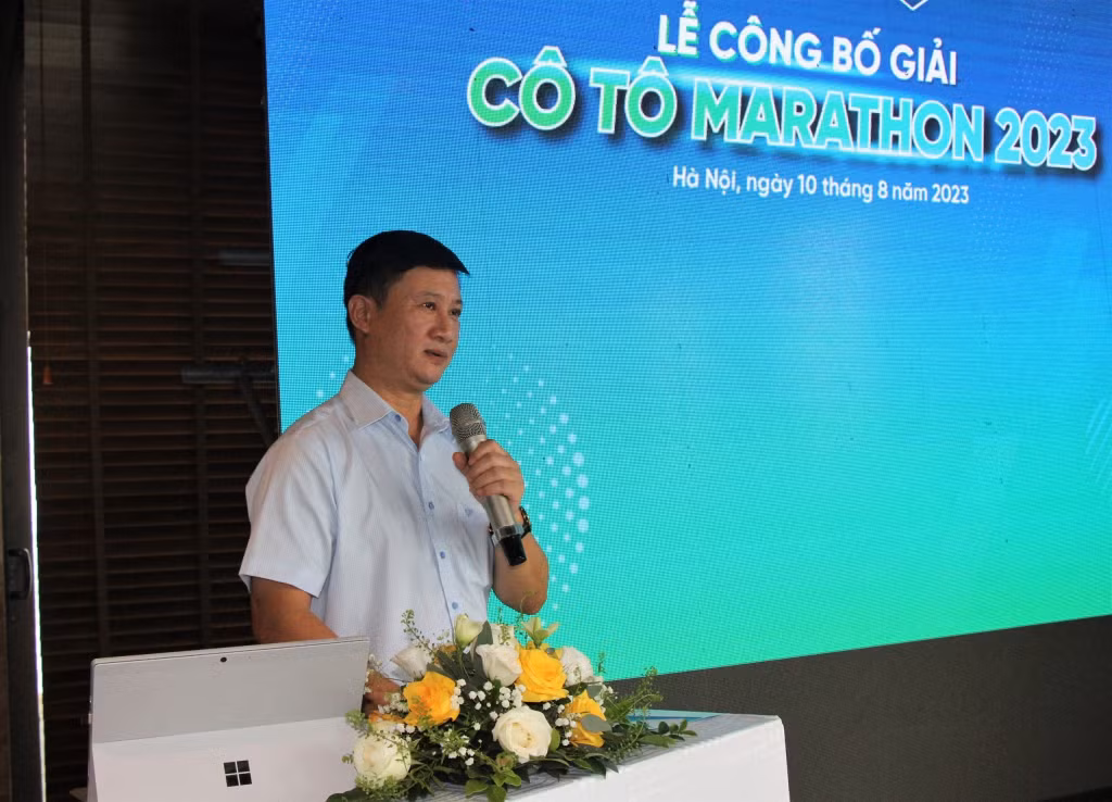 Lãnh đạo huyện Cô Tô giải đáp các câu hỏi liên quan đến cuộc thi.