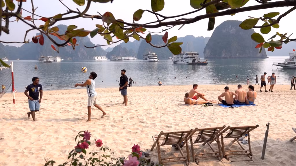 Khách du lịch Ấn Độ yêu thích các hoạt động thể thao, giải trí ngoài trời. Ảnh: Du khách Ấn Độ chơi bóng chuyền trên bãi biển Titov, Vịnh Hạ Long.