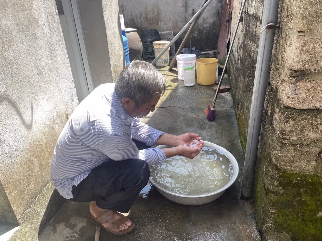 Nước cung cấp cho các hộ dân có màu vàng đục.