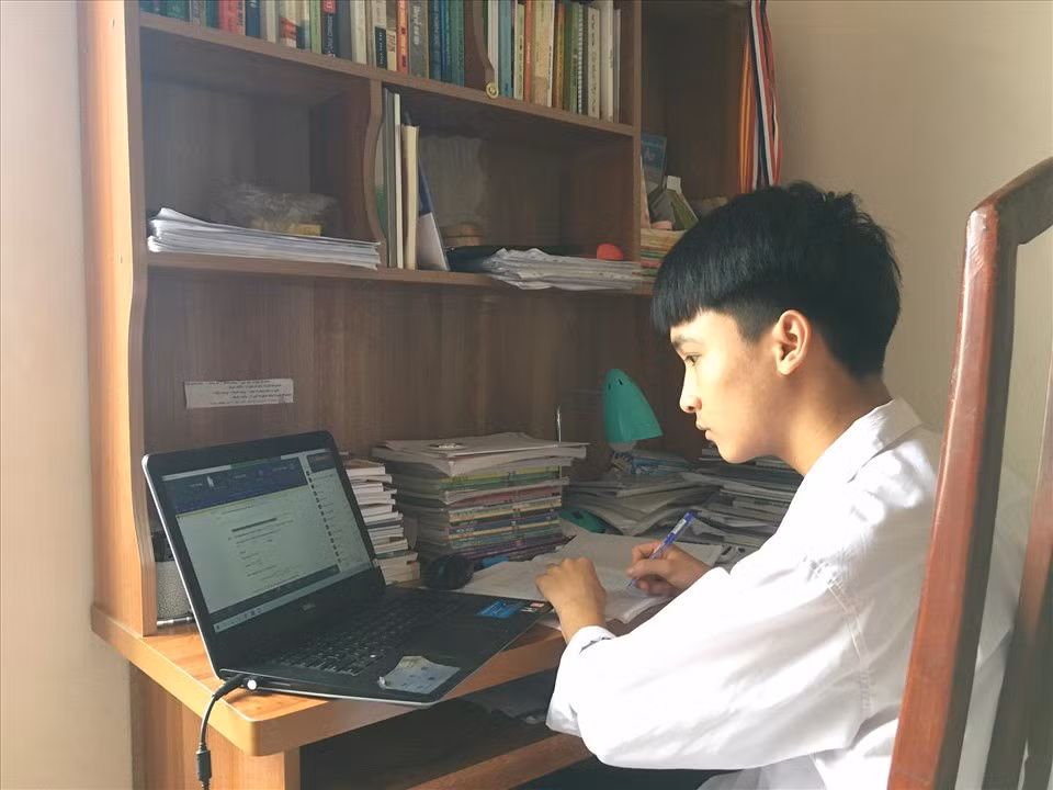 Nhiều thí sinh nộp lệ phí xét tuyển sớm cho trường đại học và nộp lần 2 để đăng ký nguyện vọng lên hệ thống chung của Bộ GDĐT. Ảnh: Thiều Trang