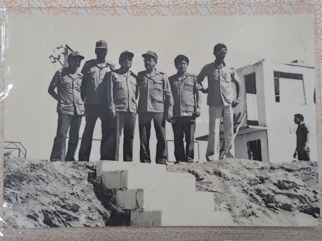 Đại tá Phùng Ngọc Hùng thời kỳ tham gia làm cố vấn quân sự cho Cu Ba. (Đứng ngoài cùng bên trái)