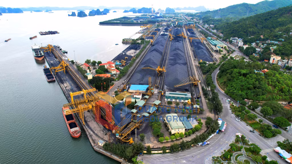 2023-08_Tầu vào tiêu thụ than tại Cảng Cửa Ông (Công ty Tuyển than Cửa Ông). Ảnh: Quốc Khương (CTV)