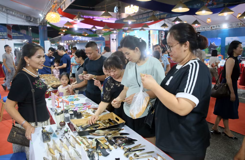 Đông đảo người dân và du khách tham quan, tìm hiểu và mua sắm những sản phẩm thủ công mỹ nghệ từ các làng nghề truyền thống của Hà Nội.