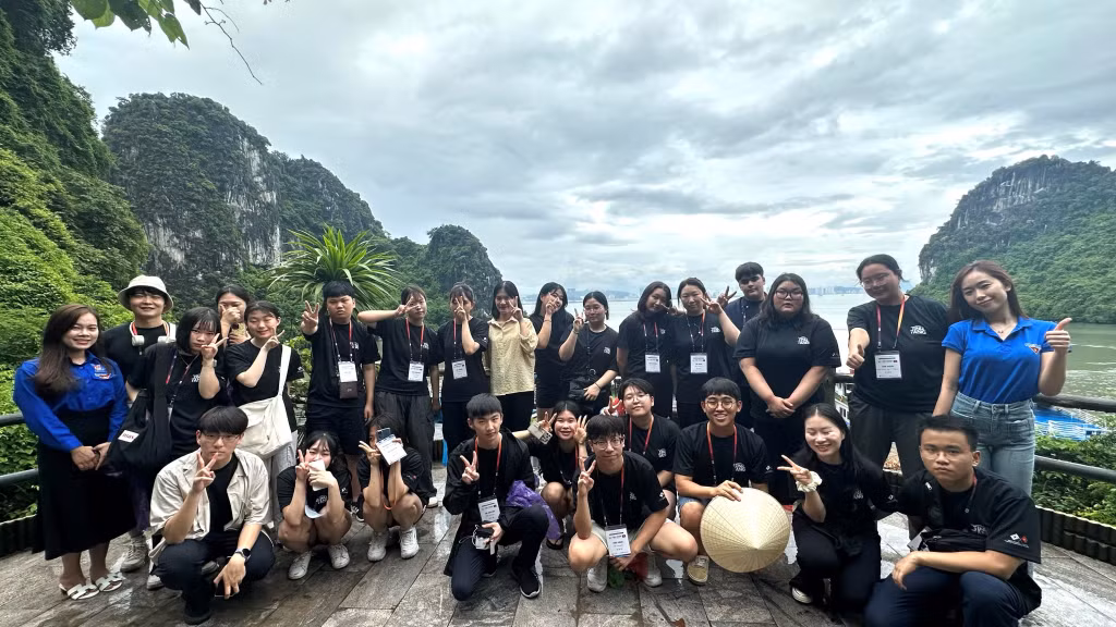 Vịnh Hạ Long là một trong những điểm đến được mong chờ nhất trong hành trình tại Việt Nam của đoàn.