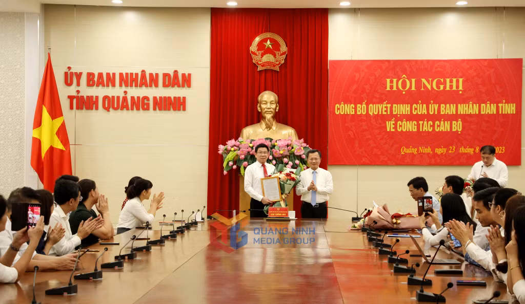 Đồng chí Cao Tường Huy, Quyền Chủ tịch UBND tỉnh trao Quyết định điều động, bổ nhiệm có thời hạn đồng chí Lục Thành Chung, Chánh Văn phòng Đoàn ĐBQH&HĐND tỉnh giữ chức vụ Trưởng Ban Dân tộc tỉnh.