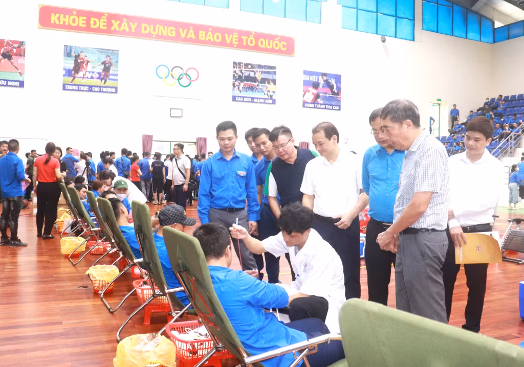 Lãnh đạo Tập đoàn TKV động viên tinh thần các tình nguyện viên tham gia hiến máu