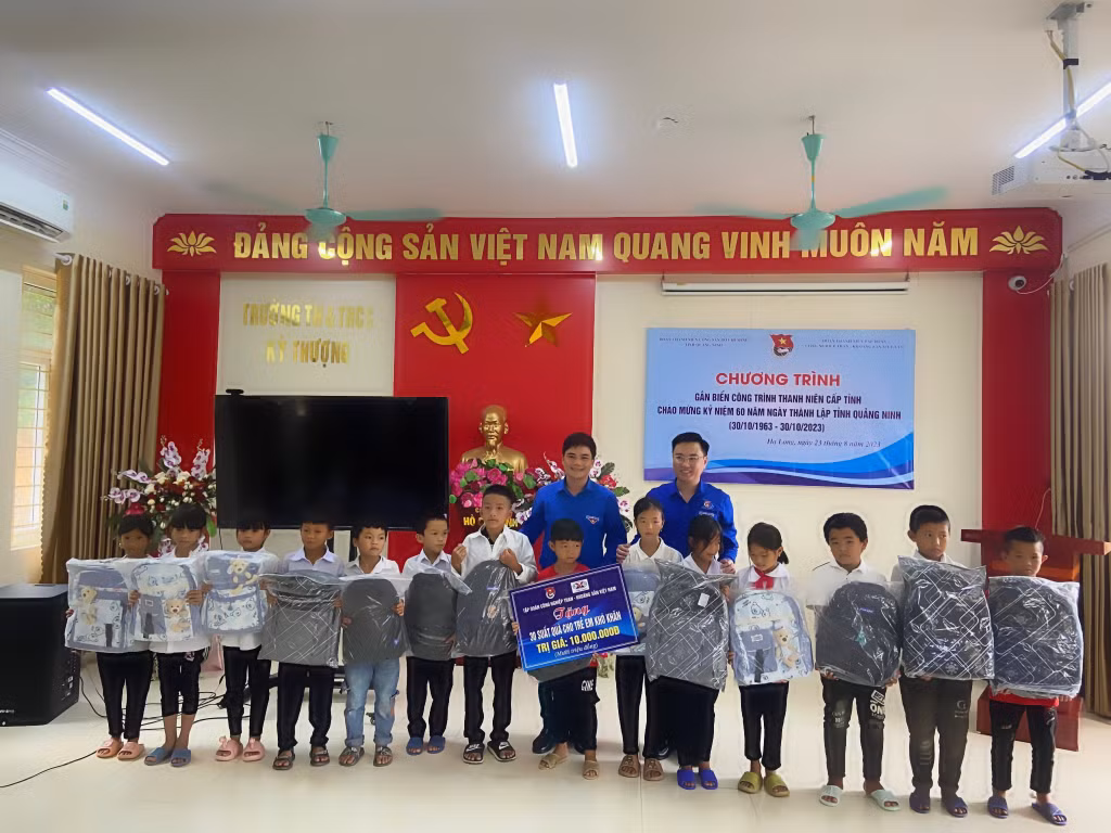 Trao tặng 30 chiếc cặp sách trị giá 10 triệu đồng cho các em học sinh chuẩn bị bước vào năm học mới.