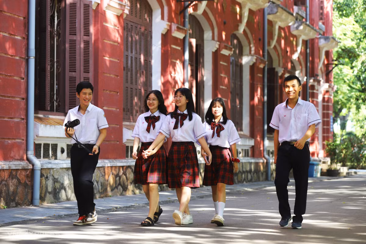 Những học sinh vừa gia nhập ngôi trường Quốc Học hào hứng đi dạo trong khuôn viên trường rợp bóng cây xanh. Nhóm học sinh cũng tranh thủ chụp lại những bức ảnh ở ngôi trường mới để làm kỷ niệm, chuẩn bị cho hành trang 3 năm học trung học phổ thông tập tại ngôi trường này.