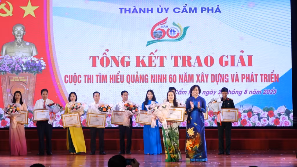Ban Tổ chức trao giải nhất Cuộc thi viết cho Đảng bộ Cơ quan Chính quyền thành phố.