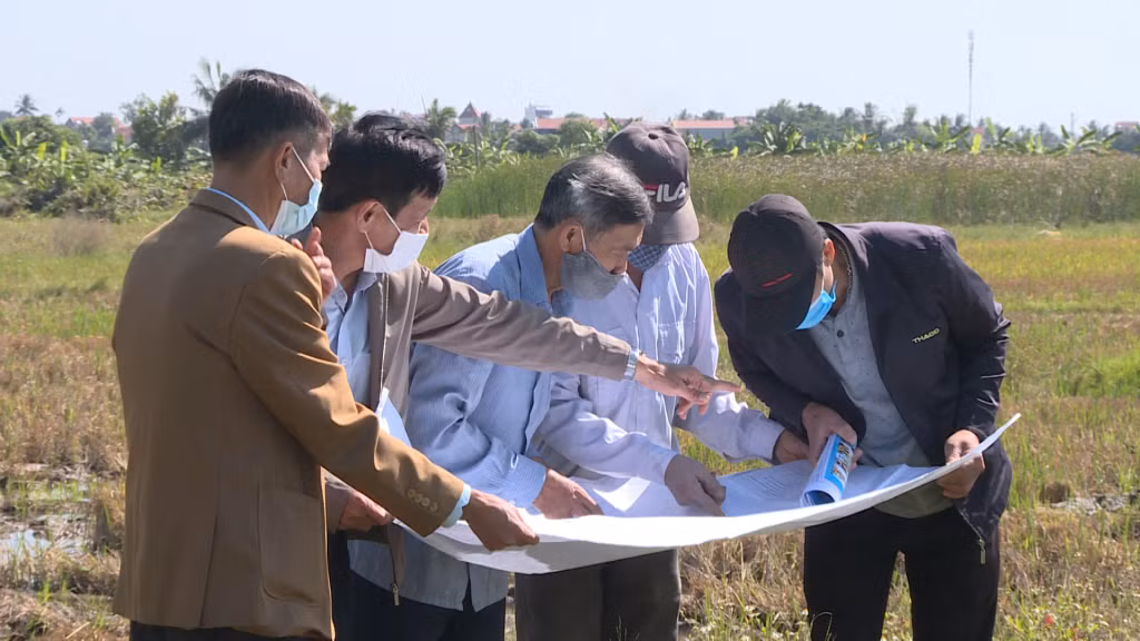 Cán bộ HND TX Quảng Yên cùng hội viên khảo sát địa hình thực tế trước khi phối hợp triển khai công tác GPMB cho dự án tuyến đường ven sông, thời điểm tháng 12/2021.