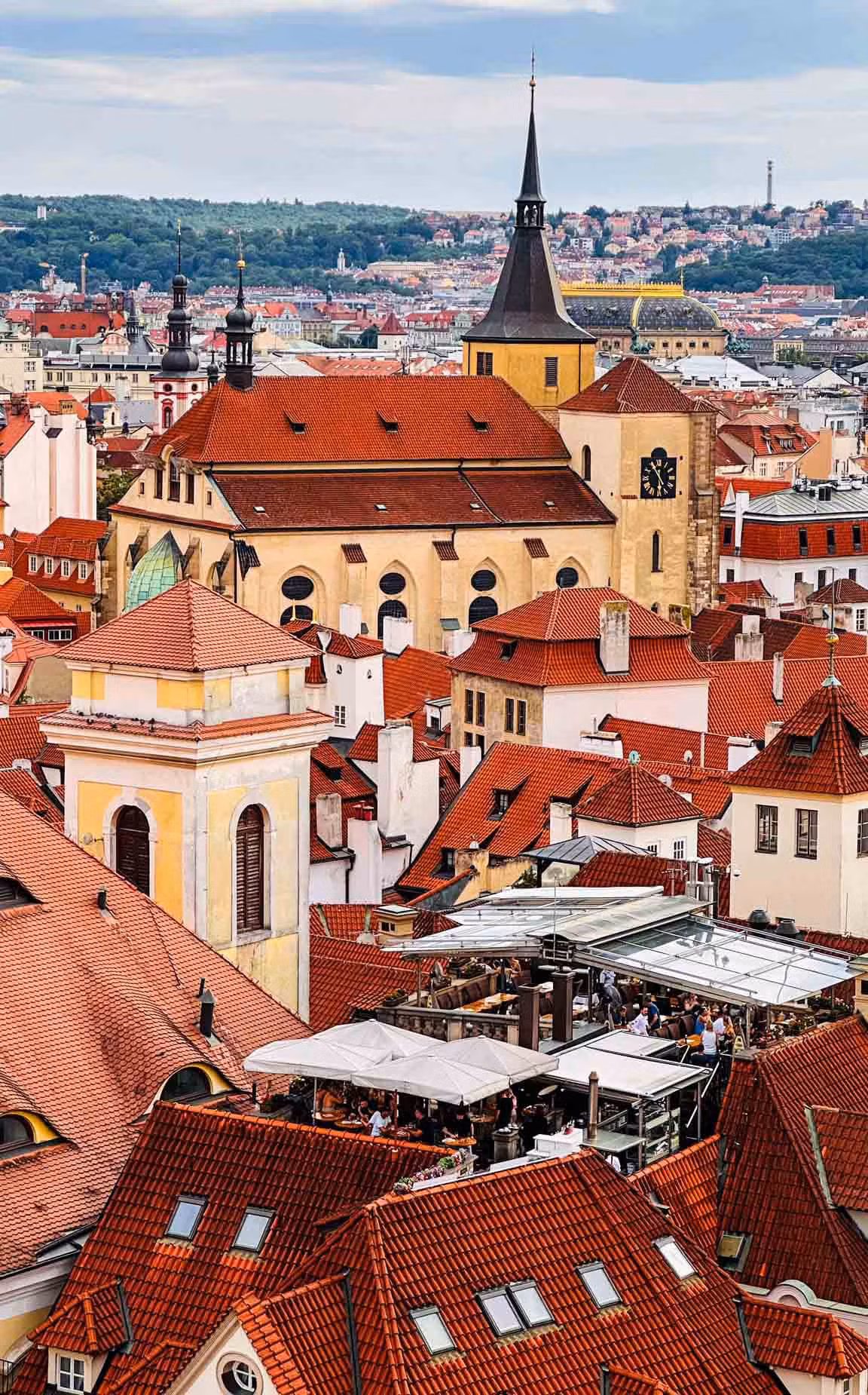 Bên cạnh đó, du khách đến Praha có thể ngắm nhìn phong cảnh từ đồi Petrin, chụp ảnh kỷ niệm bên tòa Nhà khiêu vũ hay Tòa thị chính Praha… Ảnh: Hậu Nguyễn