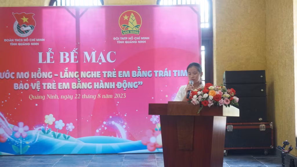 Đại diện các em thiếu nhi, đội viên phát biểu cảm nhận khi tổng kết chương trình trại hè.