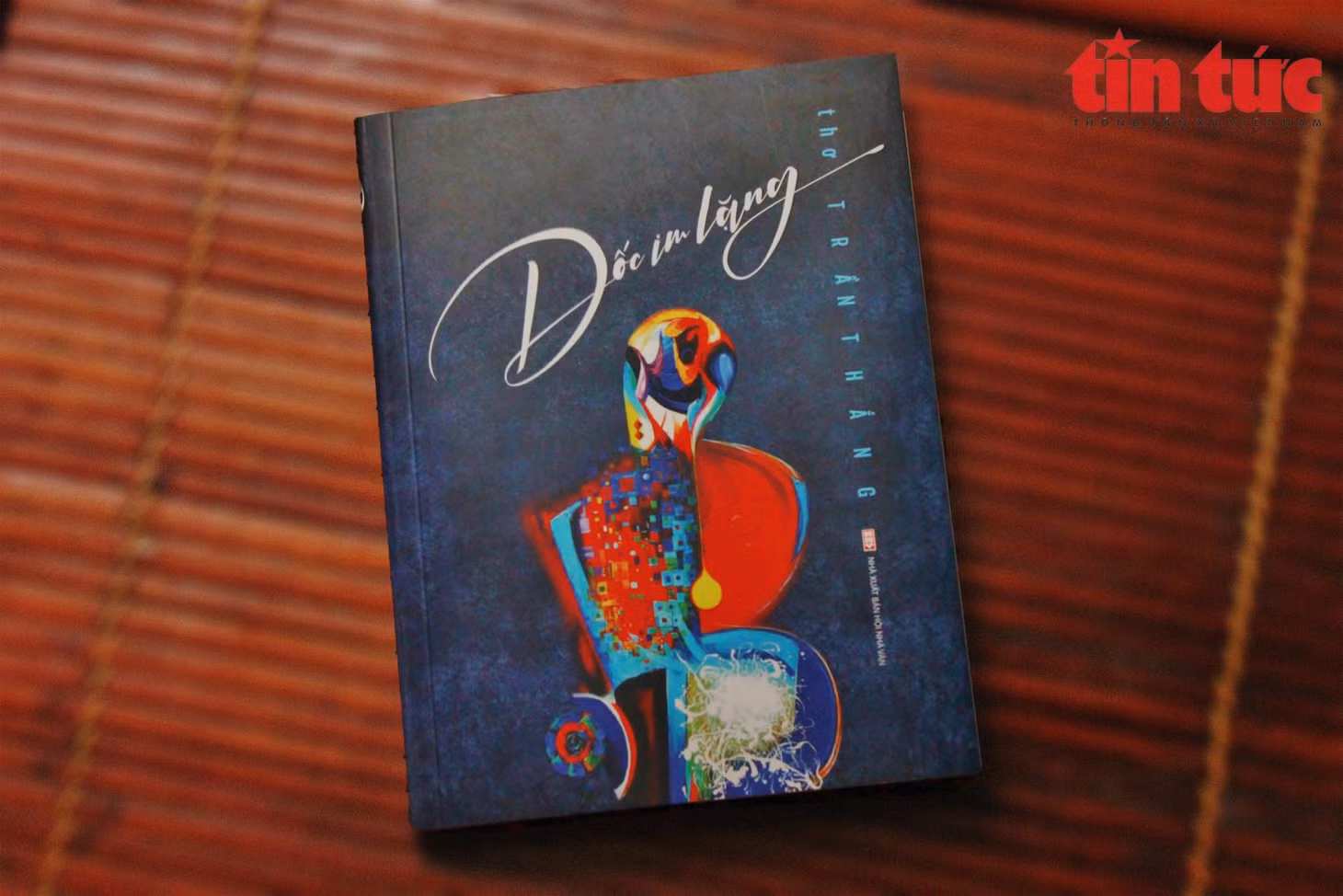 Tập thơ “Dốc im lặng” bao gồm 55 bài thơ, 32 tranh phụ bản tiêu biểu cho phong cách hội họa của họa sĩ - nhà thơ Trần Thắng. Ảnh: L.S