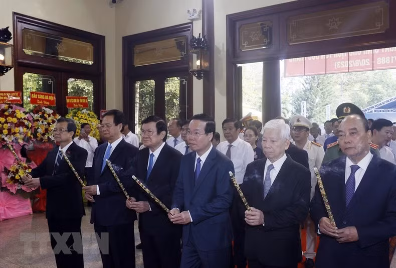 Chủ tịch nước Võ Văn Thưởng và các lãnh đạo, nguyên lãnh đạo Đảng, Nhà nước tới dâng hương, dâng hoa tưởng niệm Chủ tịch Tôn Đức Thắng. (Ảnh: TTXVN)