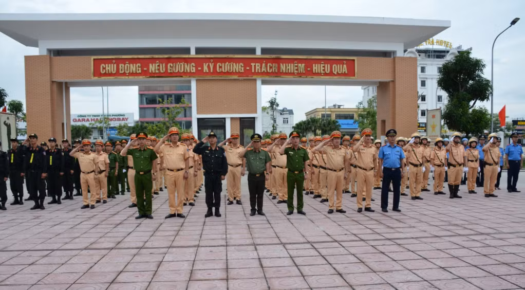 “Mỗi ngày làm một việc tốt vì nhân dân phục vụ” góp phần giúp cho mỗi CBCS ngày càng hoàn thiện hình ảnh người chiến sỹ cảnh sát giao thông đẹp hơn trong lòng nhân dân.
