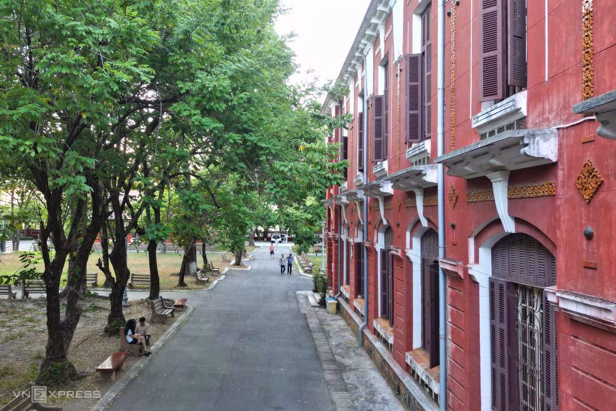 Những ngày hè, trường Quốc Học trở thành một điểm đến tham quan du lịch của nhiều du khách trong và ngoài nước. Nhiều du khách đến đây để cảm nhận vẻ đẹp cổ kính của ngôi trường hơn 120 năm tuổi, nơi đào tạo các bậc hiền tài cho đất nước.