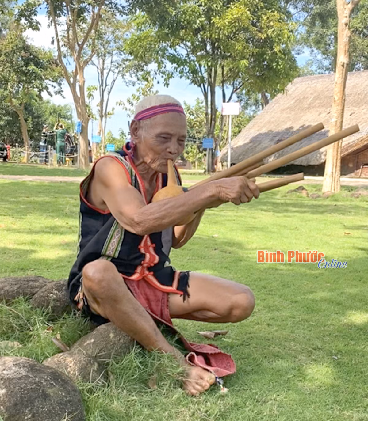 Nghệ nhân Điểu Chơn, xã Phú Nghĩa, huyện Bù Gia Mập, tỉnh Bình Phước thổi kèn K’buốt