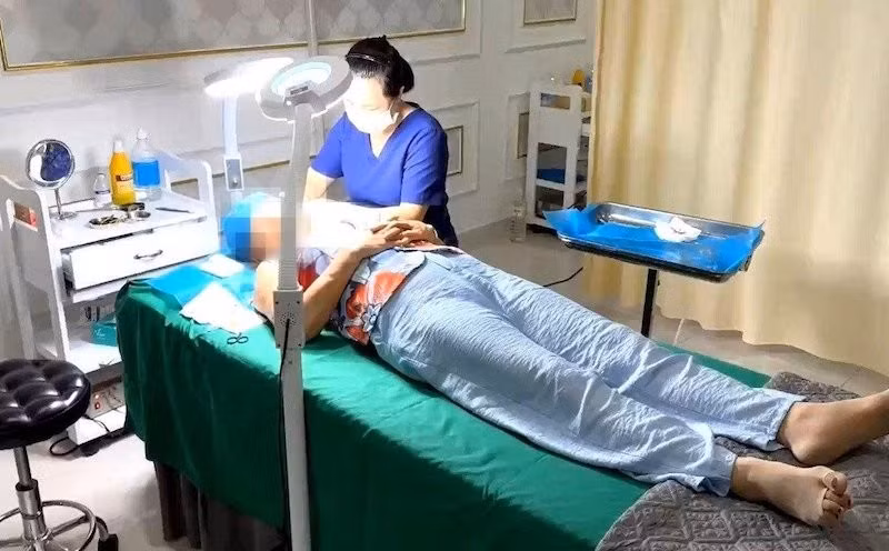 Cơ sở thẩm mỹ này để nhân viên lao công phẫu thuật cho khách. (Ảnh: Công an cung cấp)
