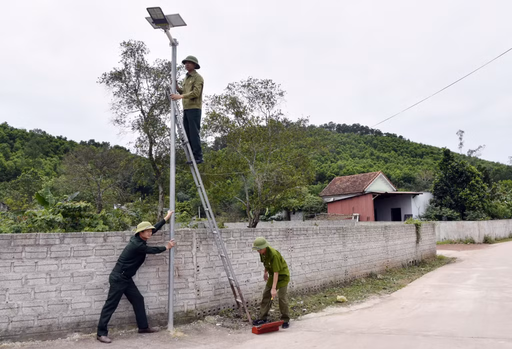 Hội CCB xã Đài Xuyên (huyện Vân Đồn) bảo quản tuyến đường điện liên thôn trong phong trào 