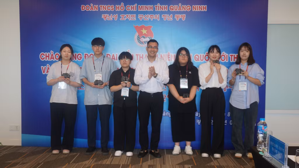 Anh Nguyễn Thế Minh, Phó Bí thư thường trực tỉnh đoàn Quảng Ninh tặng quà lưu niệm cho các đại biểu thanh niên Hàn Quốc.