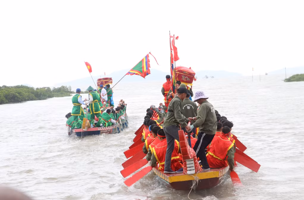 Hai đội thi đấu gọi là giáp Đông Nam Văn và giáp Đoài Bắc Võ đua thuyền trên biển.