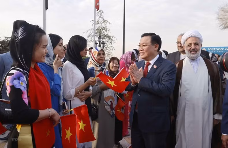 Đại diện cộng đồng người Việt đón Chủ tịch Quốc hội Vương Đình Huệ tại Sân bay Mehrabad, Thủ đô Tehran. (Ảnh: Doãn Tấn/TTXVN)