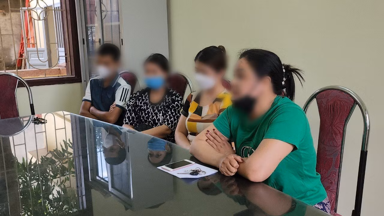 Nhóm Bông hồng đen làm việc với các cơ quan chức năng. Ảnh: Minh Lý