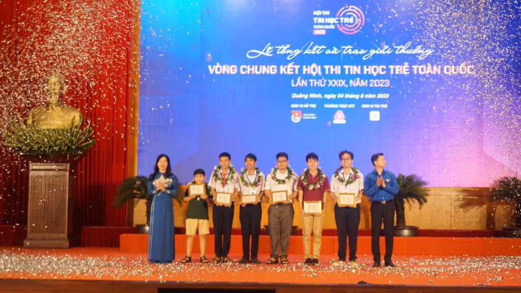 Ban Tổ chức trao giải cho các thí sinh đạt giải Nhất hội thi.
