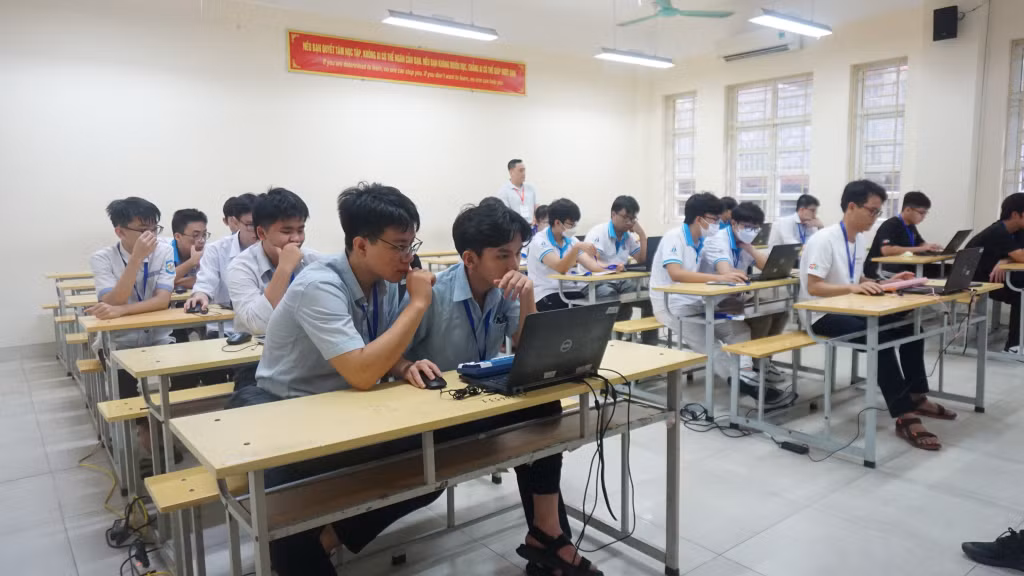 Phần thi lập trình đầy tính cạnh tranh, ganh đua.