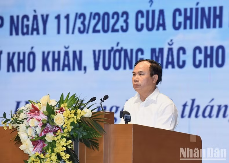 Đại diện lãnh đạo Bộ xây dựng trình bày báo cáo kết quả thực hiện Nghị Quyết số 33/NQ-CP ngày 11/3/2023 của Chính phủ.