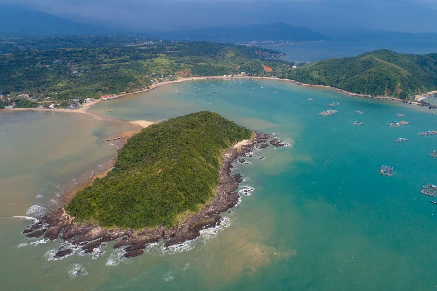 Nhìn từ xa, hòn đảo Nhất Tự Sơn được bao phủ bởi màu xanh tươi mát, càng đến gần sẽ càng cảm nhận được nét hoang sơ và hùng vĩ. Ảnh: Nhất Tự Sơn Beachfront Villa