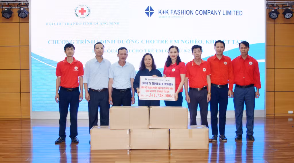Đại diện Hội CTĐ tỉnh và Hội CTĐ các địa phương tiếp nhận ủng hộ của doanh nghiệp nhân 