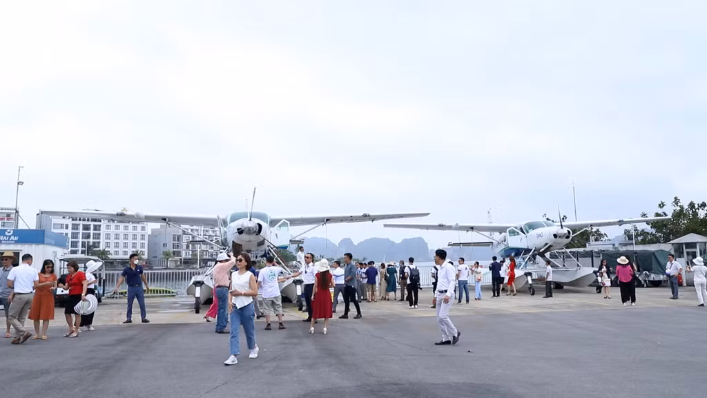 Bay thủy phi cơ ngắm cảnh là sản phẩm du lịch độc đáo, hấp dẫn du khách tại Hạ Long.