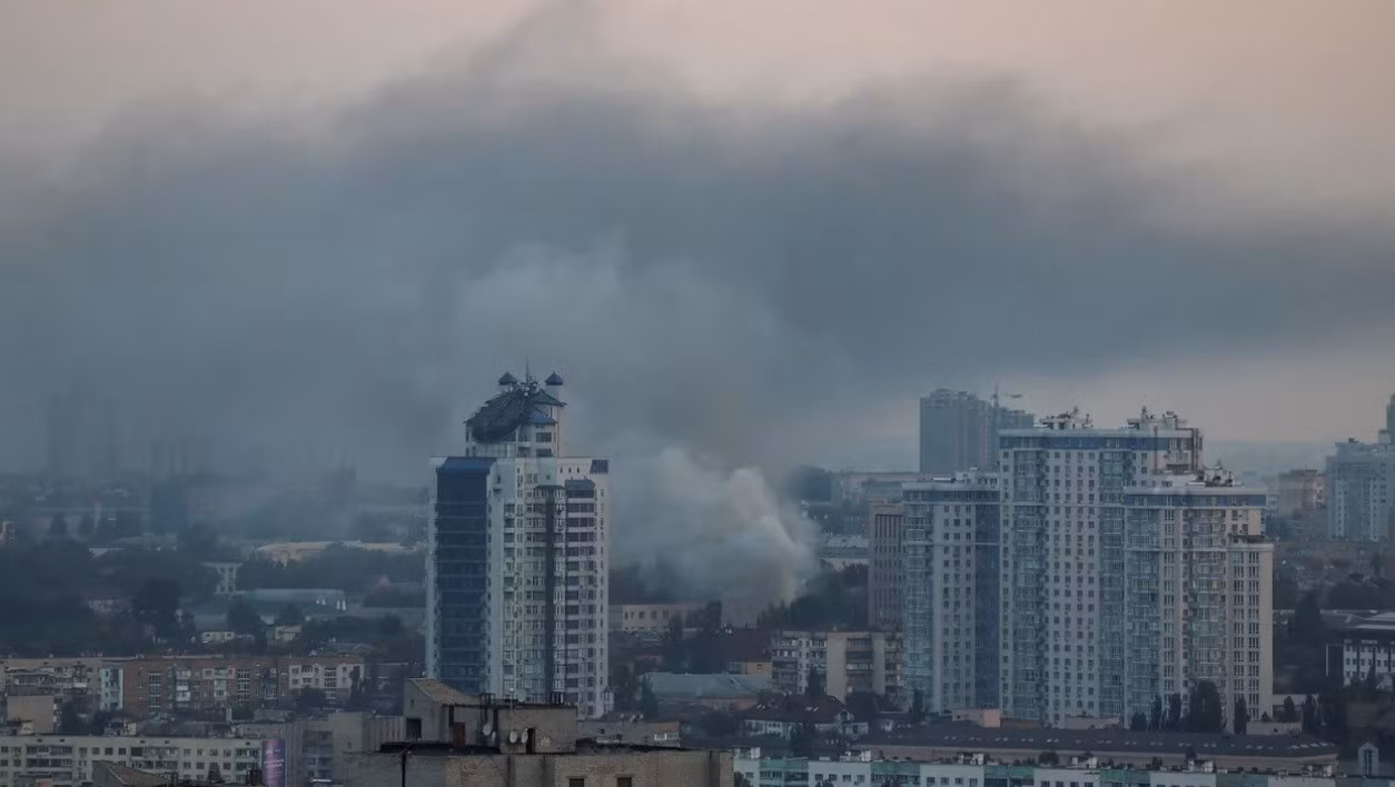 Khói bốc lên trên bầu trời Kiev sau trận oanh tạc của Nga vào sáng 30/8. Ảnh: Reuters