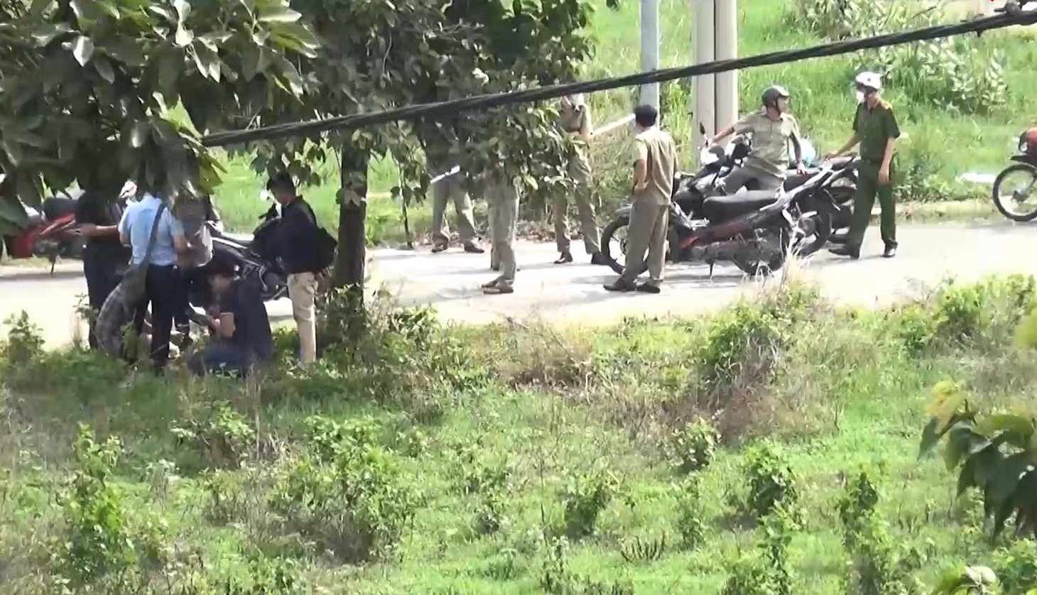 Cơ quan chức năng phong tỏa khám nghiệm hiện trường. Ảnh: Đình Trọng