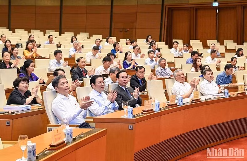 Các đồng chí lãnh đạo Đảng, Nhà nước và đại biểu Quốc hội tham dự phiên khai mạc sáng 28/8. (Ảnh: DUY LINH)