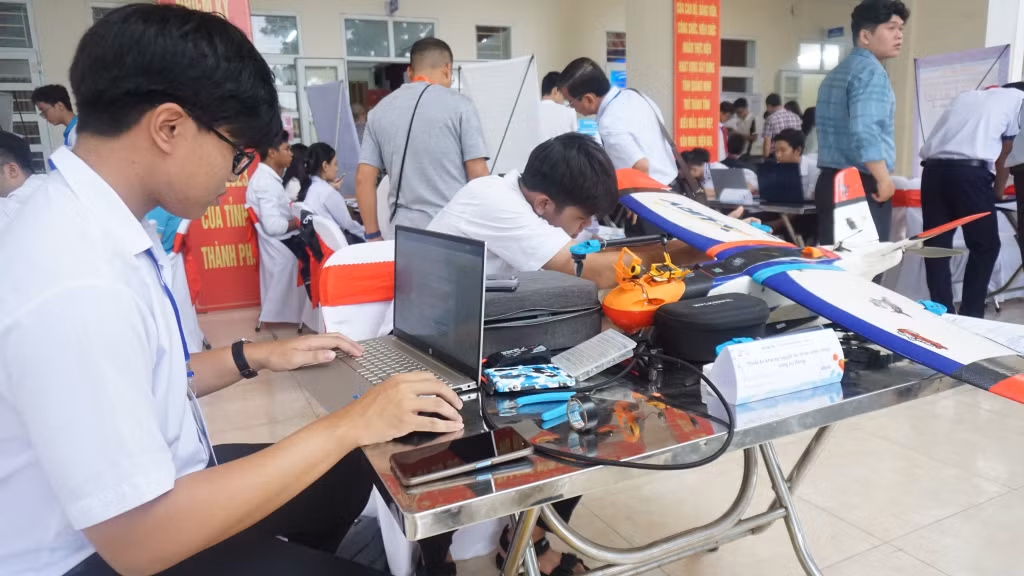 Thí sinh kiểm tra lại thiết bị trước khi thuyết trình.