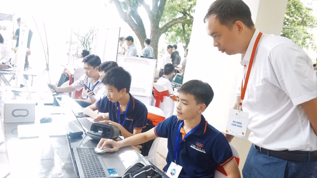 Thí sinh tự tin trình bày về phần mềm với Ban Giám khảo.