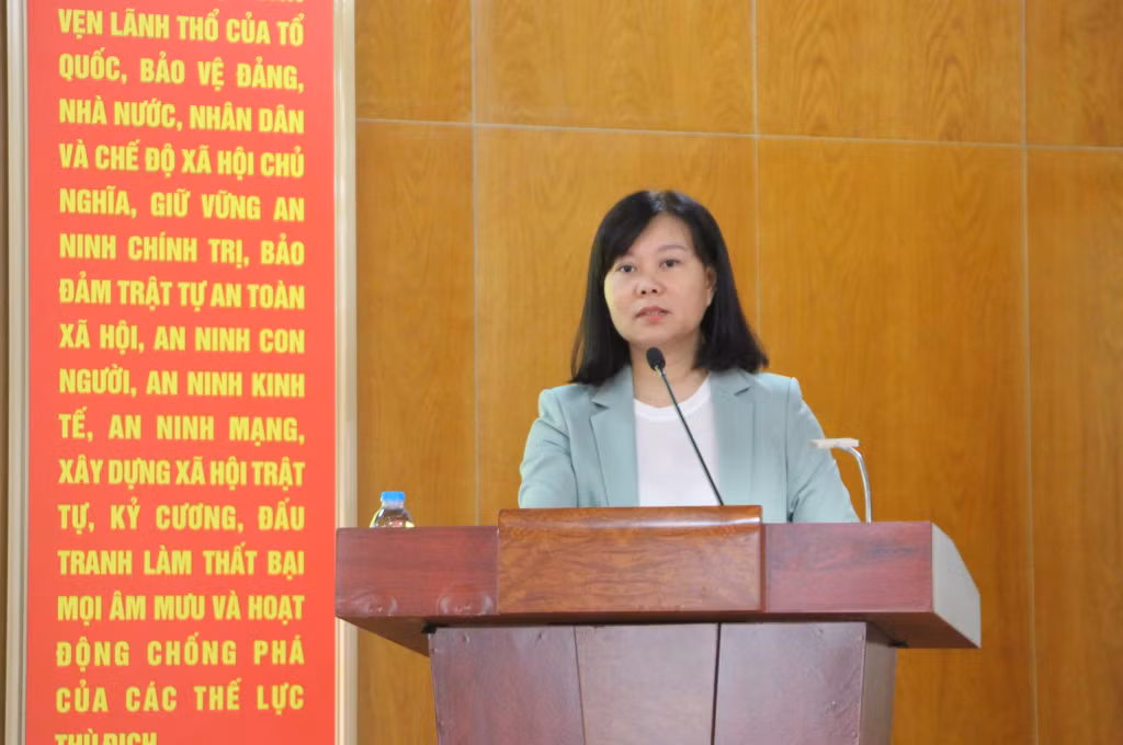 Đồng chí Phạm Thùy Dương, Phó Trưởng Ban Tuyên giáo Tỉnh ủy định hướng công tác tuyên truyền tại hội nghị báo cáo viên cấp tỉnh.