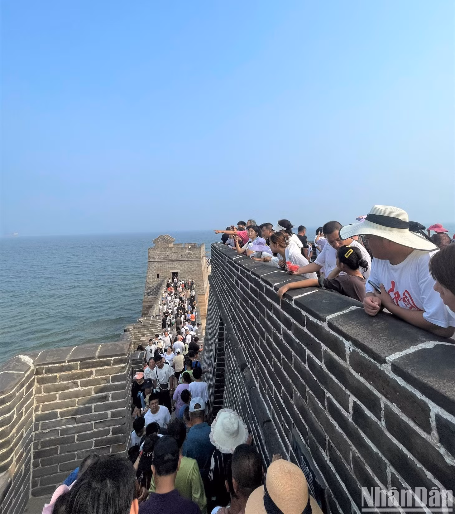 Rất đông du khách ngắm biển từ trên Trường Thành. (Ảnh: YÊN ĐỖ)
