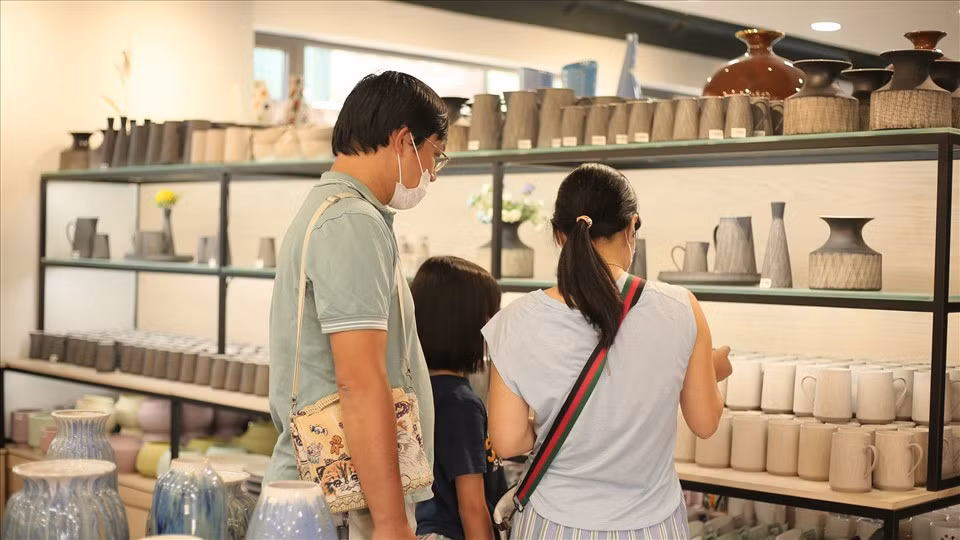 Du khách có thể mua các sản phẩm mỹ nghệ từ gốm. Ảnh: Đình Hiếu