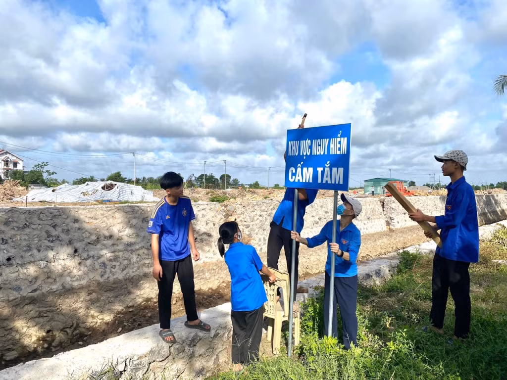ĐVTN phường Hà An, TX Quảng Yên cắm biển khu vực nguy hiểm.